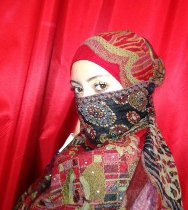 Лейли - потомственная ясновидящая, владеет тайнами старинного иранского цыганского гадания